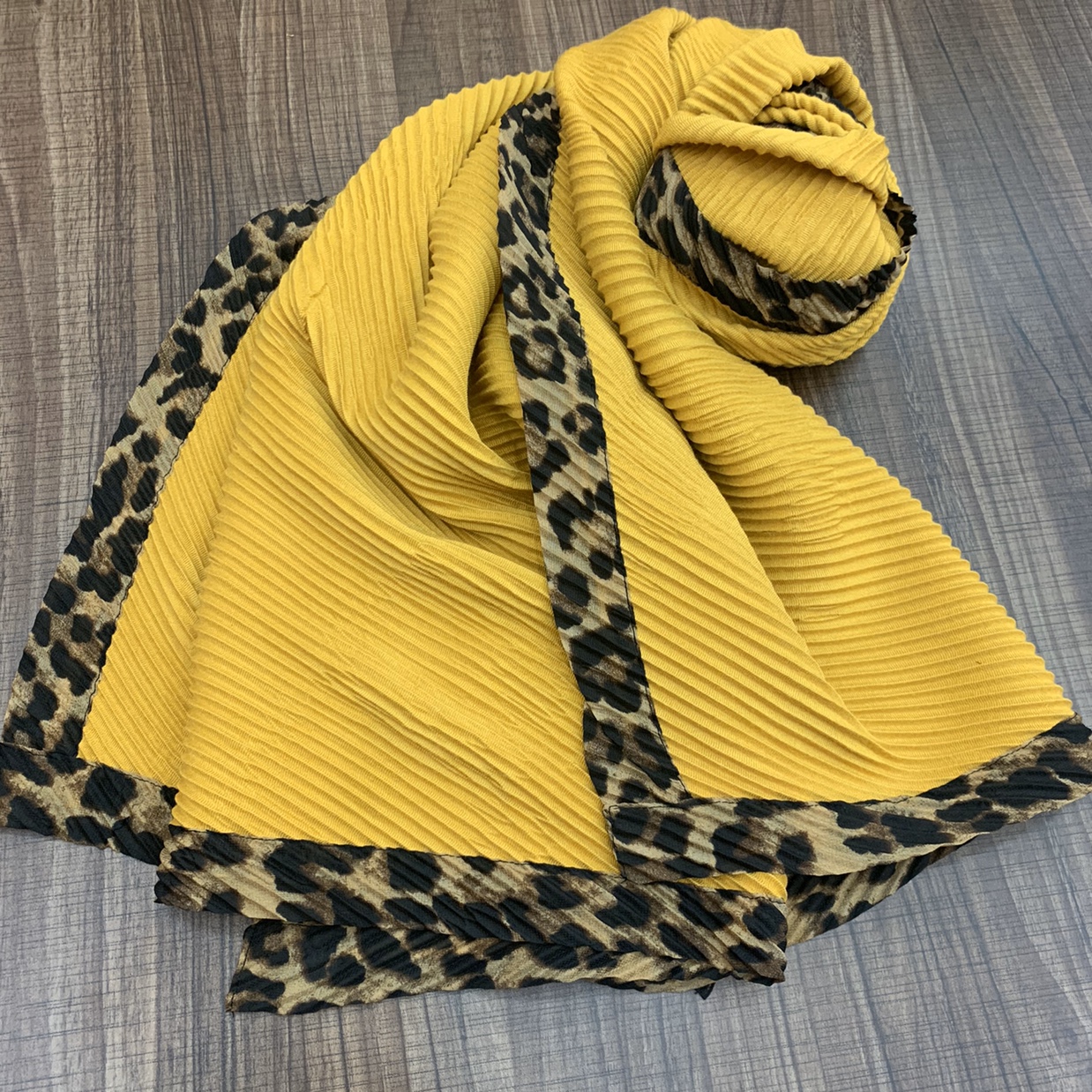 The Golden scarf is a popular faux cashmere fringed, fashionable and versatile two-in-one scarf Application Scenario
