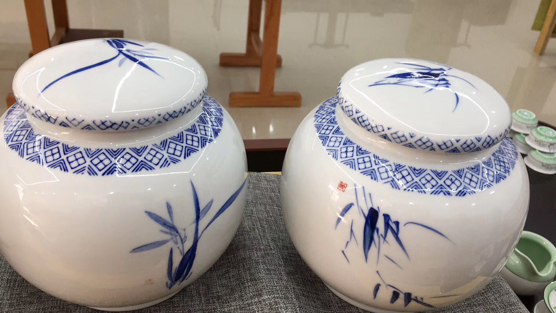 Kunkun Ceramics Large and large-capacity tea canister, retro and elegant style, sealed with lid, household storage canister, white porcelain tea canister, Pu 'er tea hand-painted ceramic tea canister 041 detail image 3