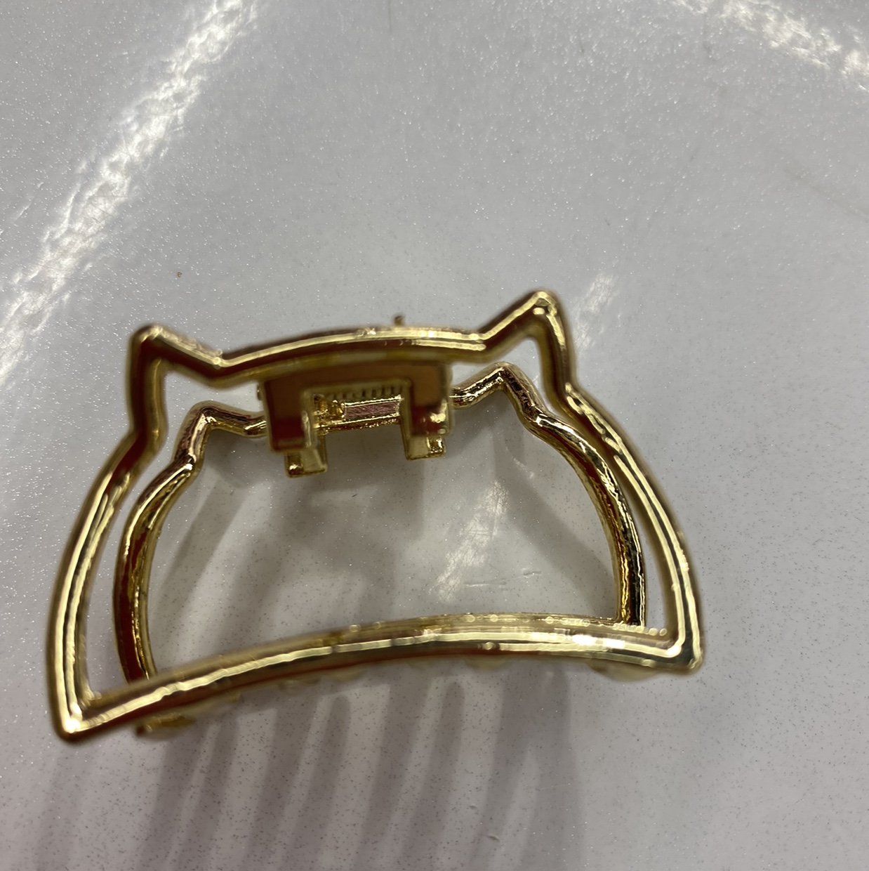 The kitten has a small head and small claws