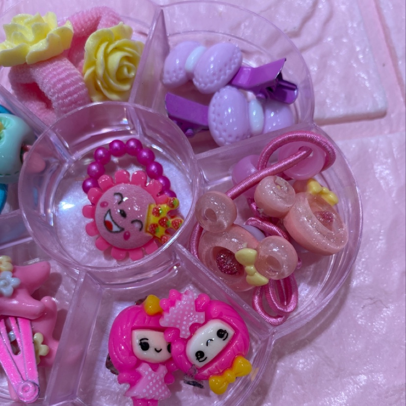 The children's plum blossom box set, ring, rubber band clip and ear clip series are cute, fashionable and warm Application Scenario