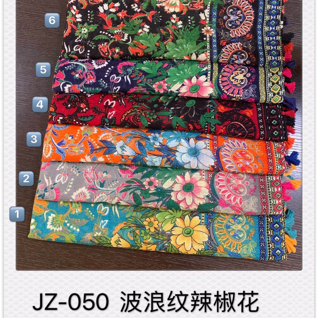 Gold scarf
The autumn/Winter 2020 new printed shawls can be used in all kinds of tourism. thumbnail