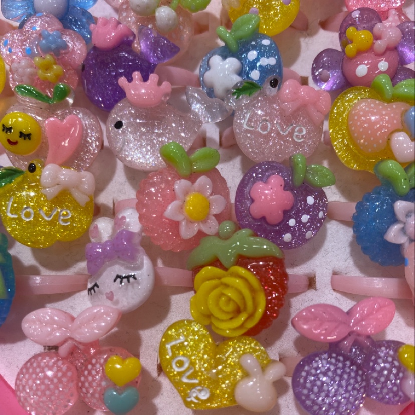 36 transparent rings in a heart-shaped box, warm and cozy Item Picture