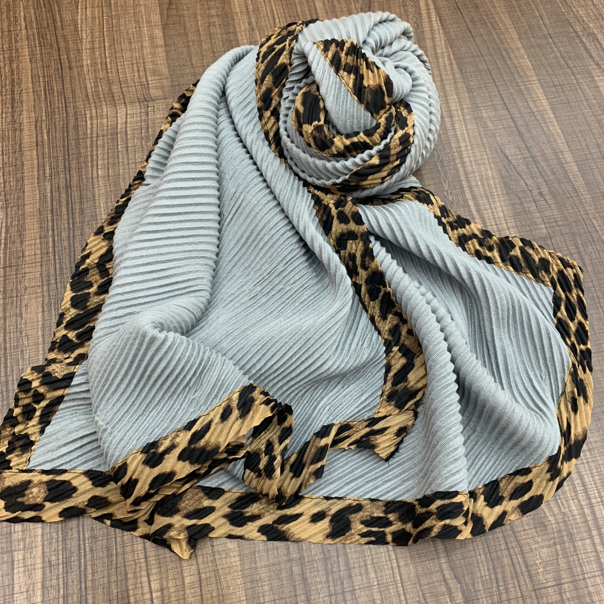 The Golden scarf is a popular faux cashmere fringed, fashionable and versatile two-in-one scarf Specification image