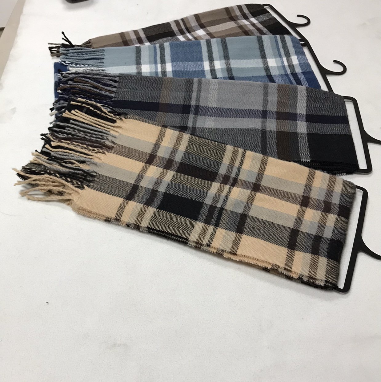 Cashmere checker scarf, 32x170cm long, no whiskers, 8-10cm long. A 300 article thumbnail