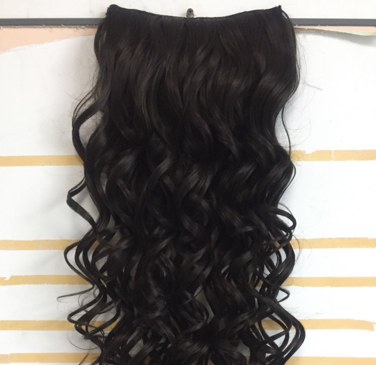 Ms. Easyoung's 5-toothed hair extension with synthetic fiber curls