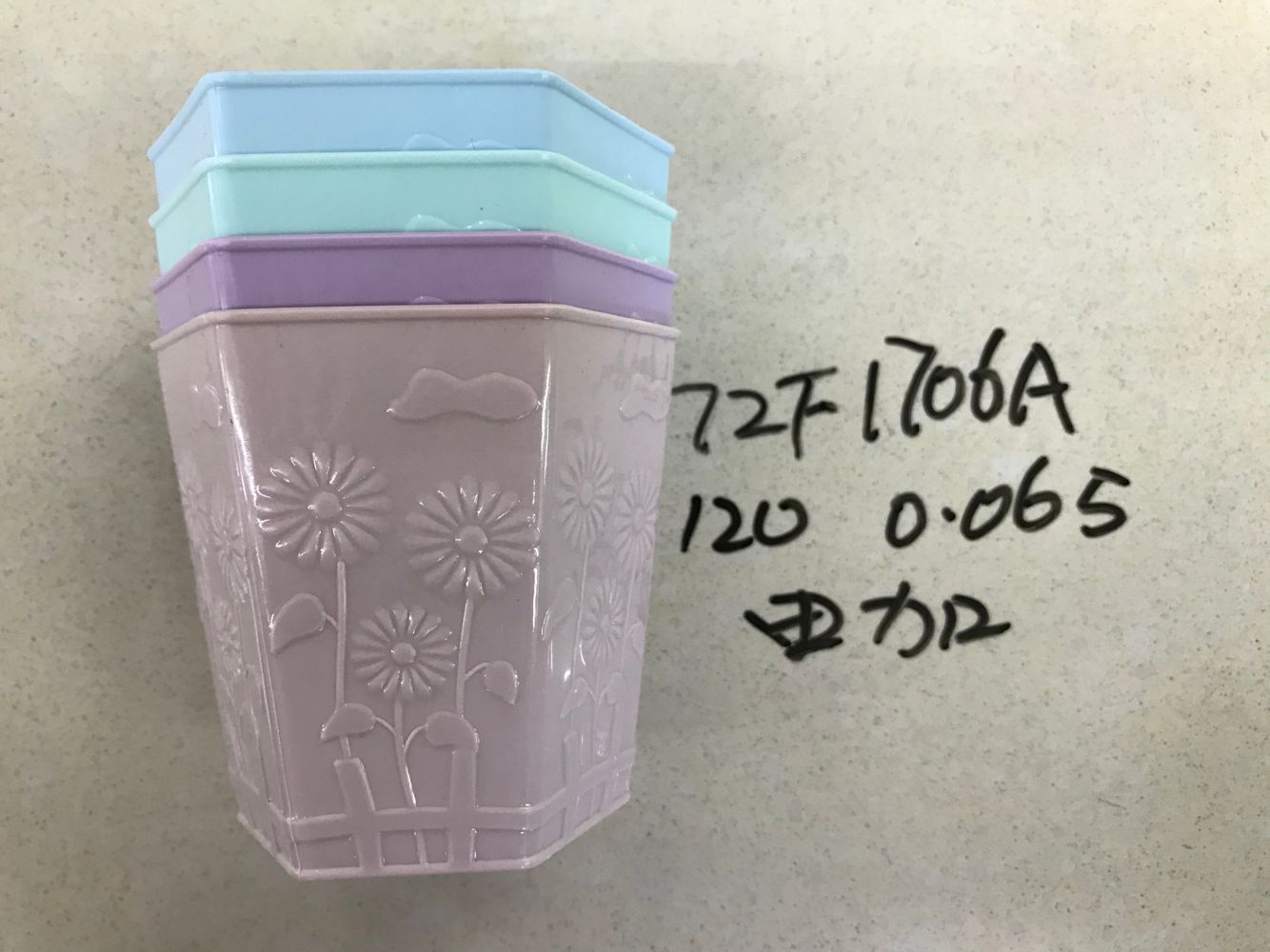 72F1706A Plastic set with juice cups