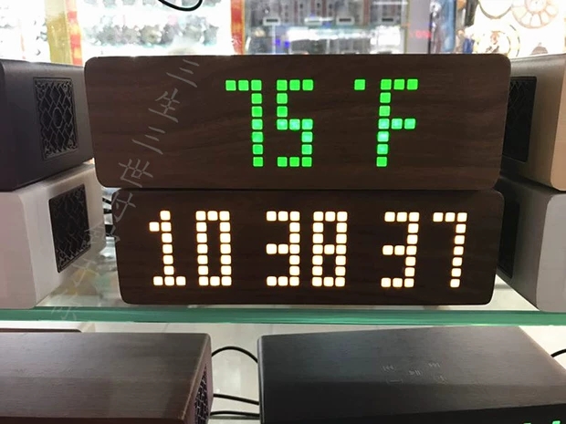 LED木头时钟蓝牙音箱触屏静音声控音响温度木质小钢炮电子闹钟可输入英文字母白底实物图