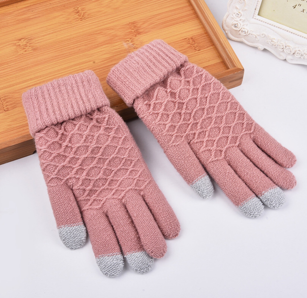 Korean version student jacquard gloves, diamond-shaped checkered flap gloves, women's winter touch screen five-finger adult knitted woolen fleece thickened warm gloves details Picture