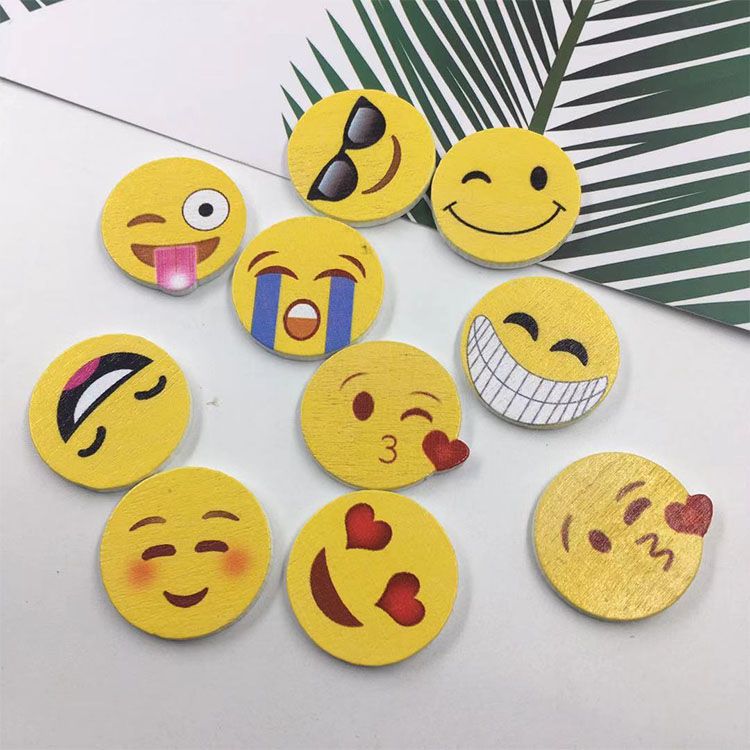 Cute emoji wooden pieces, cute cartoon wooden pendants, DIY painted cartoon wooden buttons