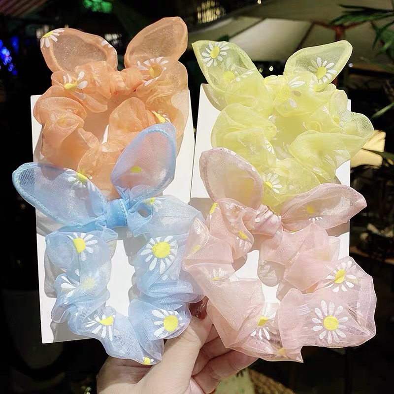 Wear all the fashionable hair accessories thumbnail
