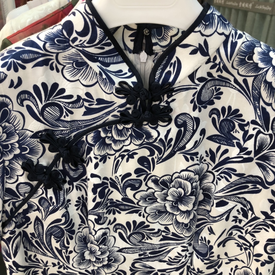 Improved vintage embroidered blue and white porcelain short-sleeved cheongsam dress details Picture