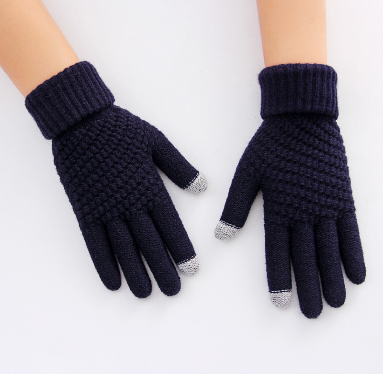 Korean version of cute student couple gloves, autumn and winter touch screen thickened warm fleece knitted five-fingered woolen gloves, student mobile phone playing and cycling gloves Application Scenario