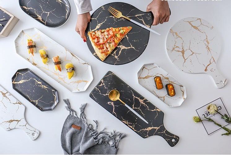 A modern and fashionable Nordic-style marble-patterned gold frosted ceramic round pizza, dessert plate and Western dining plate Application Scenario