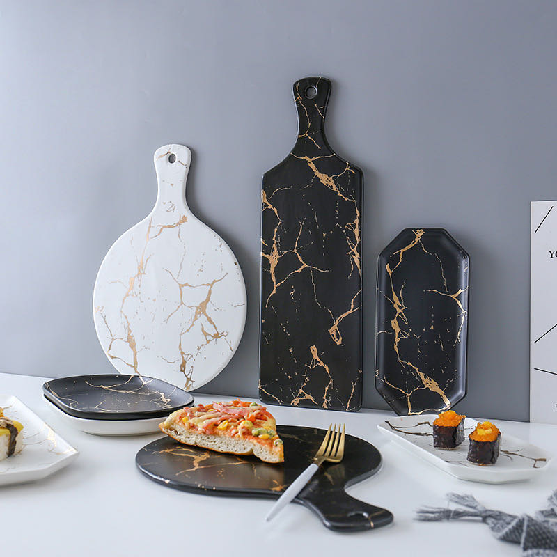 A modern and fashionable Nordic-style marble-patterned gold matte handled pastry pizza plate Application Scenario