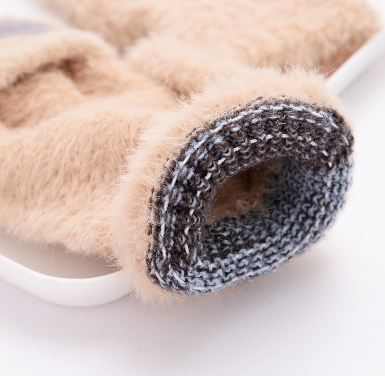 New style of gloves: Cute cat paw gloves for girls, winter flip cover, half-finger dual-purpose warmth, exposed fingers, thickened bear paw gloves for students Application Scenario