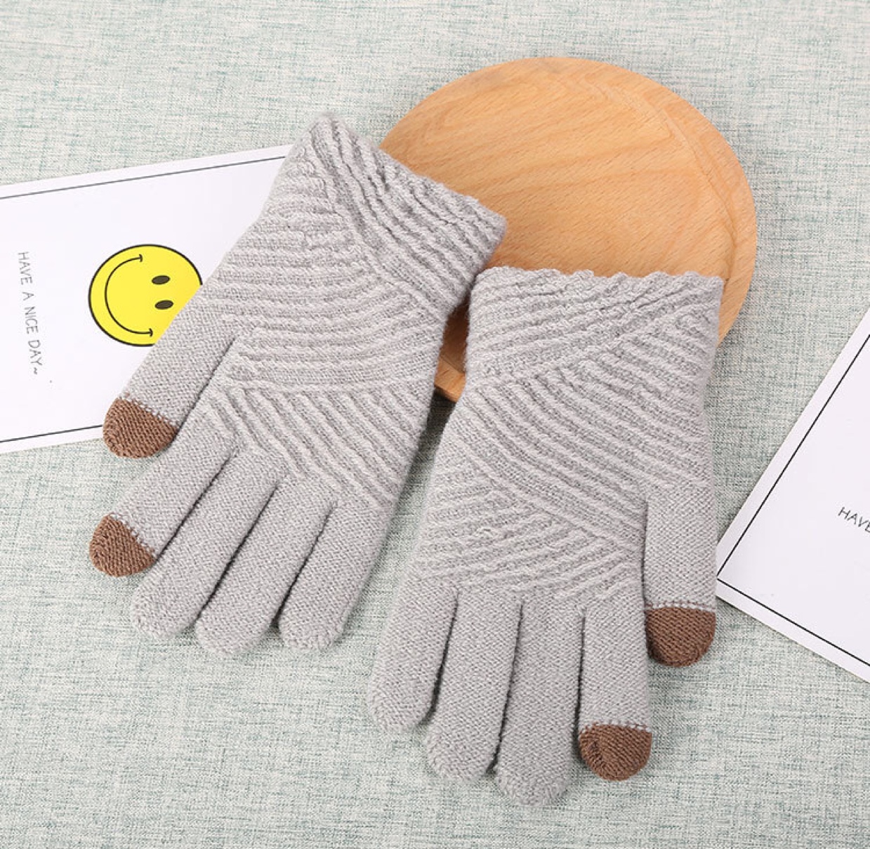 Korean version winter women's touch screen gloves, thickened and fleece twill student warm knitted woolen solid color cute online cycling gloves Application Scenario