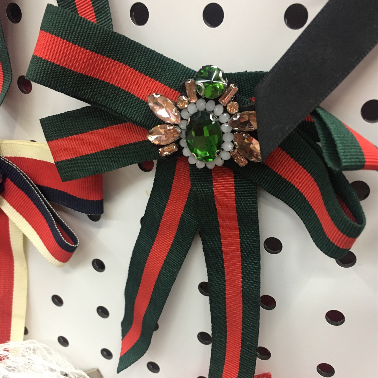 Opposite sex bows