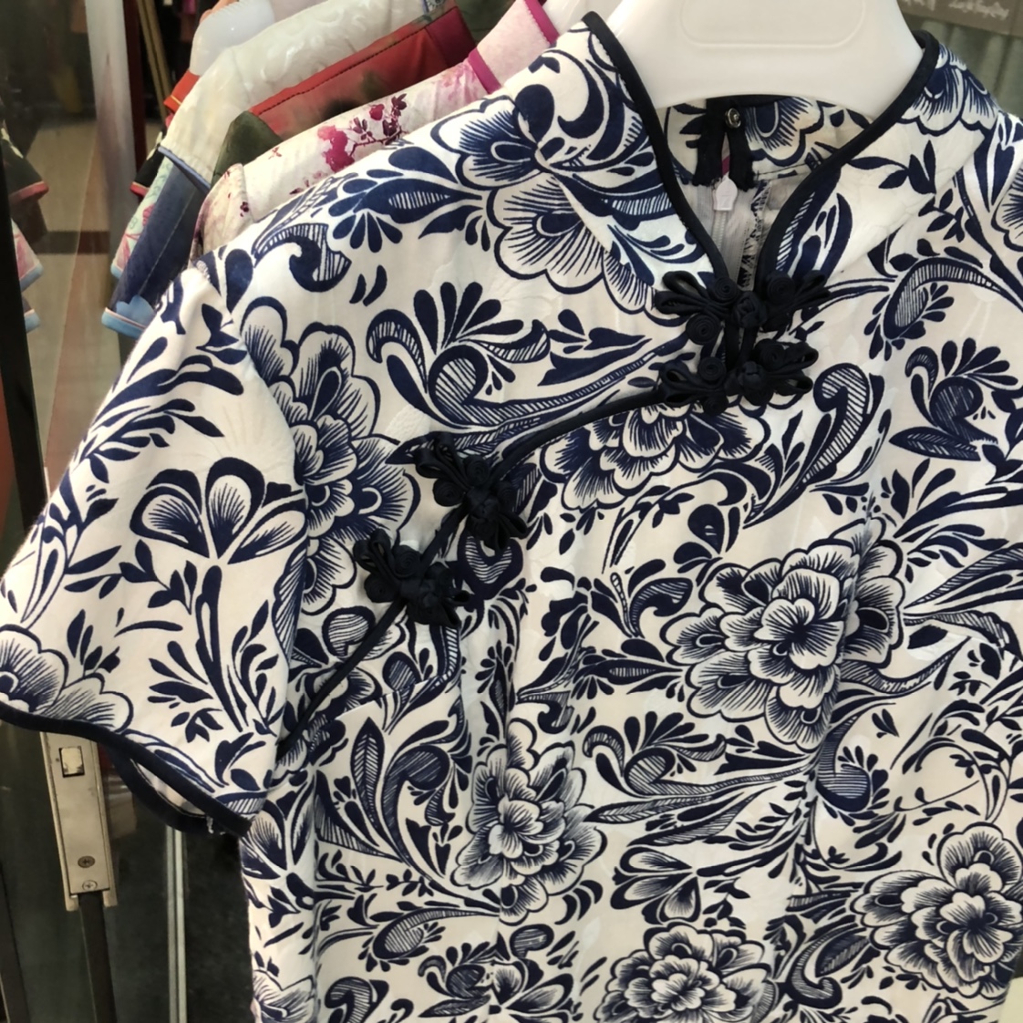 Improved vintage embroidered blue and white porcelain short-sleeved cheongsam dress Specification image
