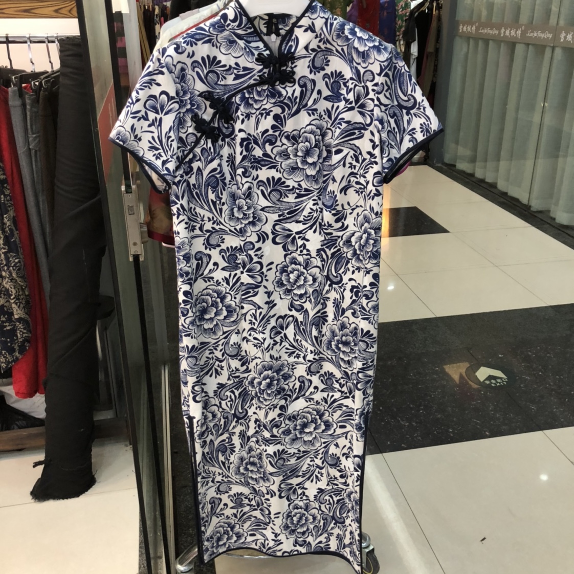 Improved vintage embroidered blue and white porcelain short-sleeved cheongsam dress