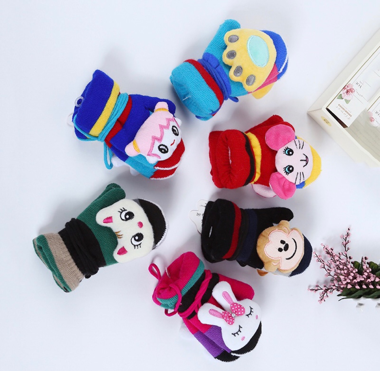 Creative cartoon baby bags, children's necklaces, finger-hugging gloves, cute finger-hugging baby gloves, factory direct sales in winter