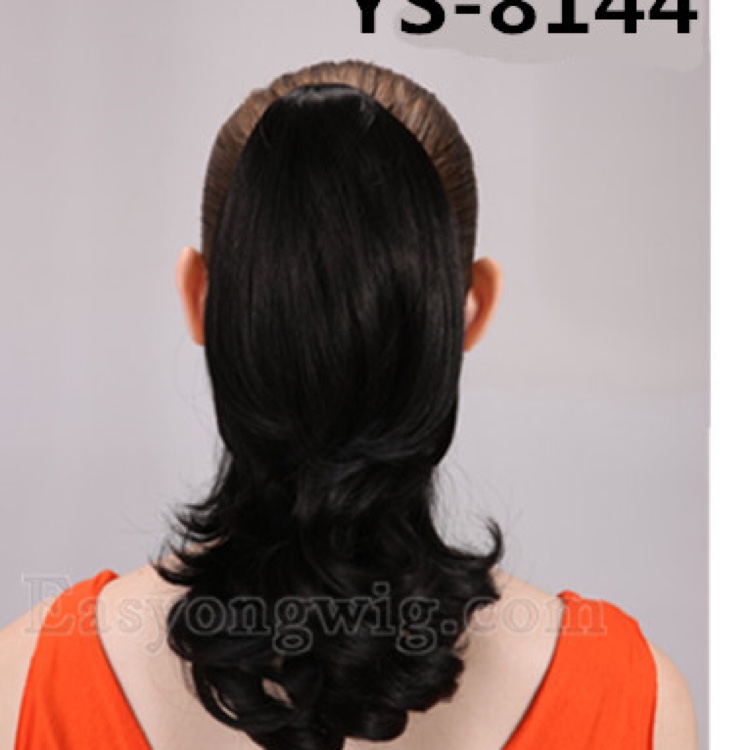 Yiyang synthetic fiber wigs are equipped with ponytail clips at both ends