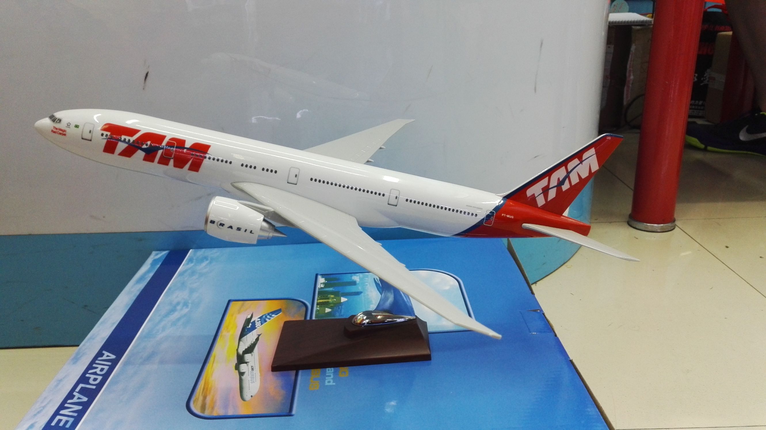 Model aircraft (Brazil TAM B777) simulation aircraft model synthetic resin model aircraft model