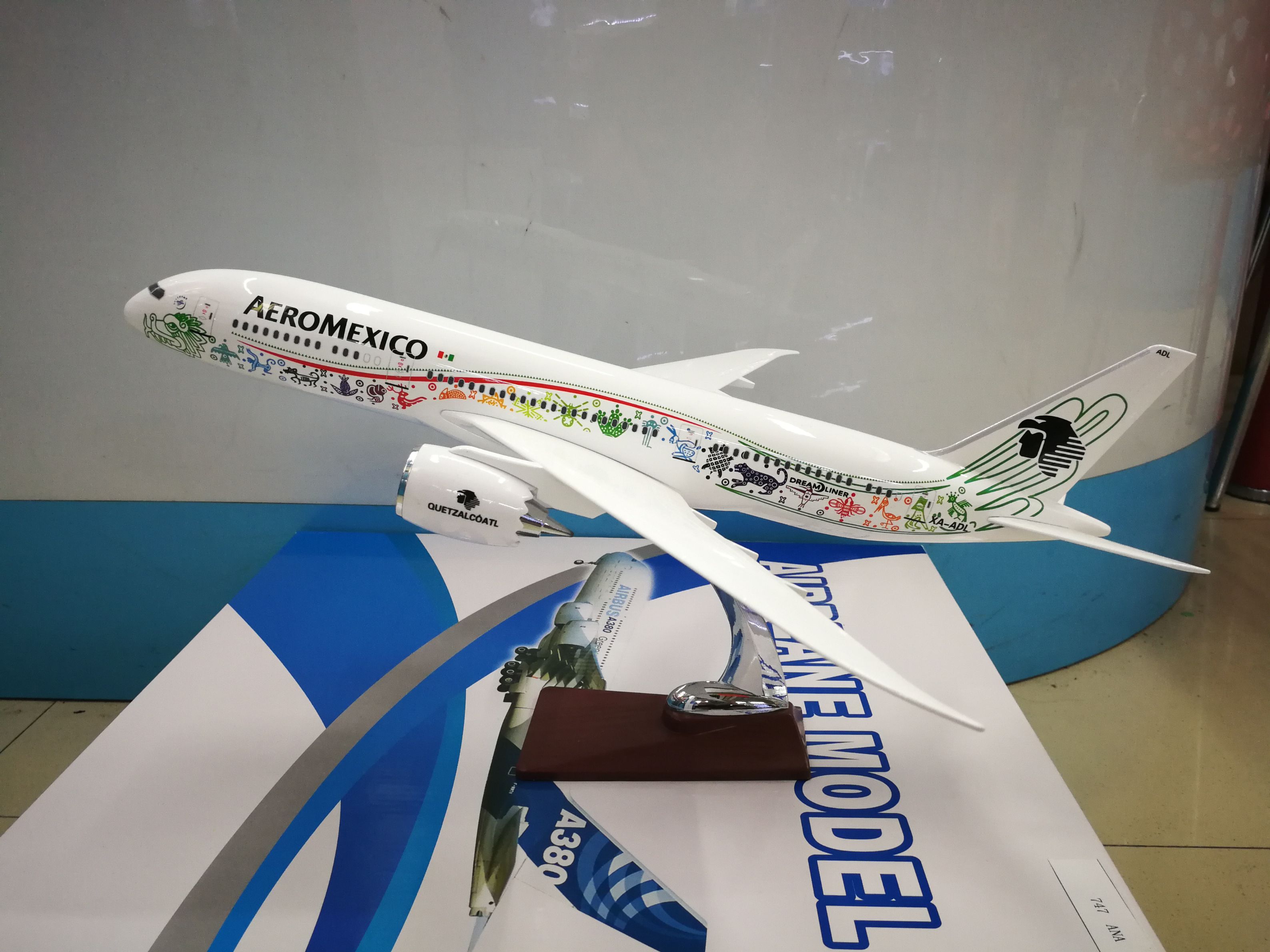 Model aircraft (Mexicana B787 painting machine) emulates model aircraft synthetic resin model aircraft