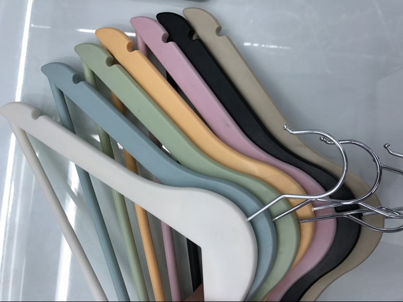 Non - trace anti - shoulder horn imitation solid wood clothing shelf plastic imitation wood non - slip clothing extension clothing hanging household clothes clothes-clothes-clothes-hanger thumbnail