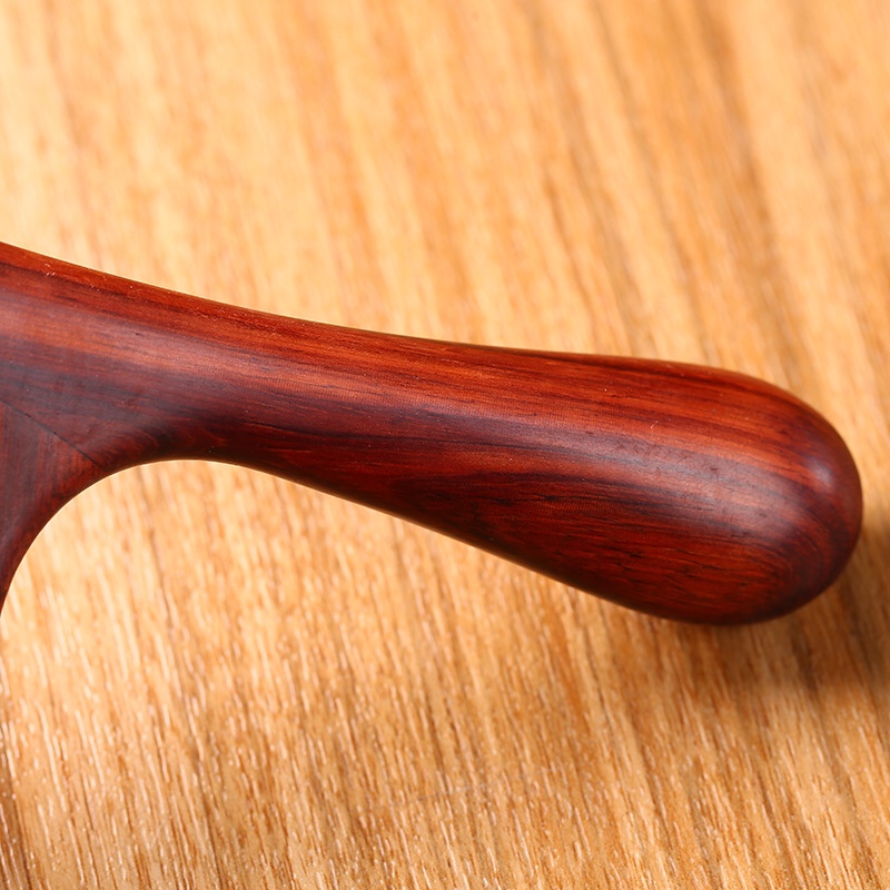 This high-end small-leaf rosewood comb with a thickened round handle offers an excellent feel. It is the top choice for a massage and straightening hair comb as a gift or for home use undefined
