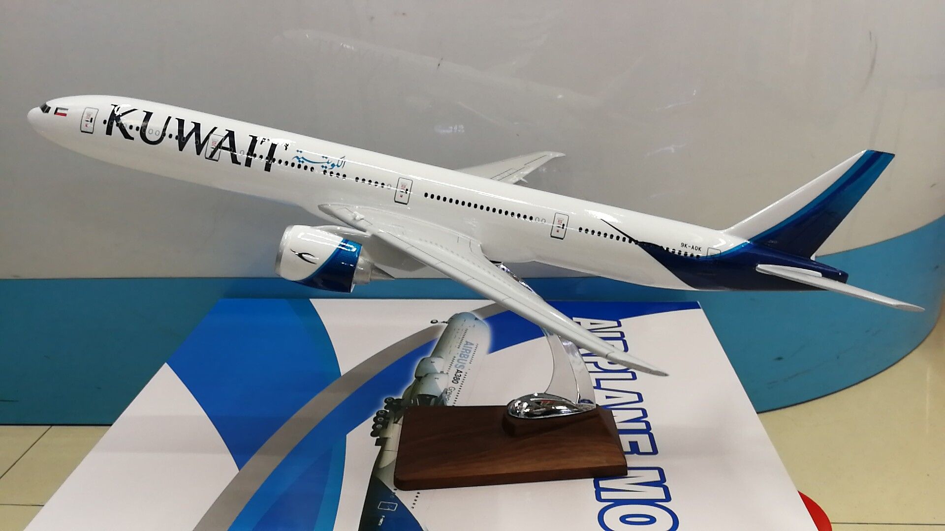 Model aircraft (Kuwait Airways B777-300) Synthetic resin model aircraft simulation model aircraft model