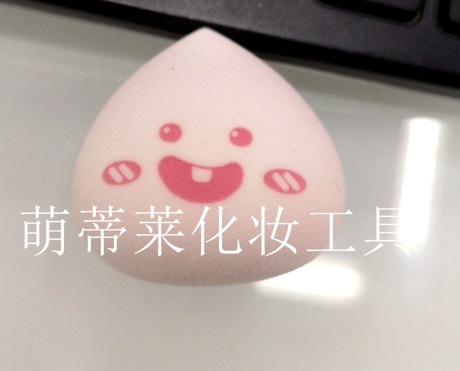 The cute peach-shaped powder puff is water-friendly and turns into big and small peach-shaped beauty eggs when it meets water