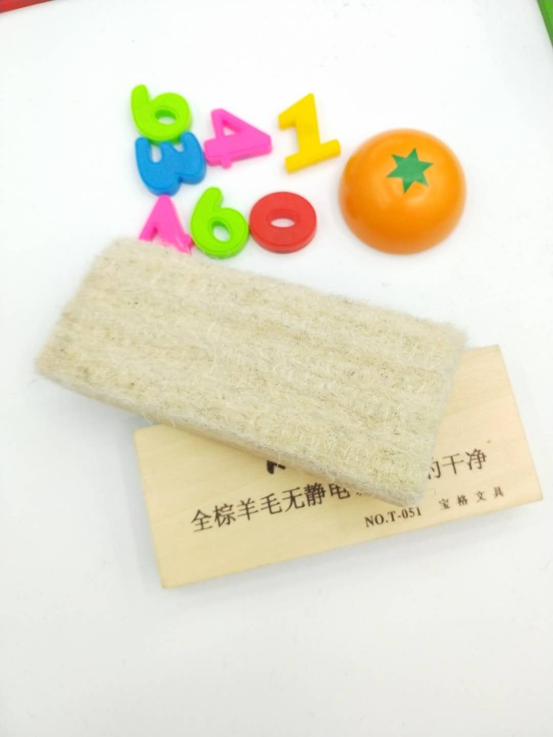 Baoge Education Company specializes in the production of T-051, including blackboard erasers, green erasers, writing erasers, etc details Picture