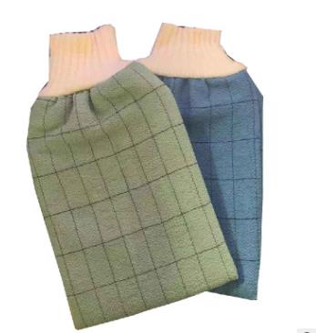 A135 Plaid Bath Gloves Application Scenario