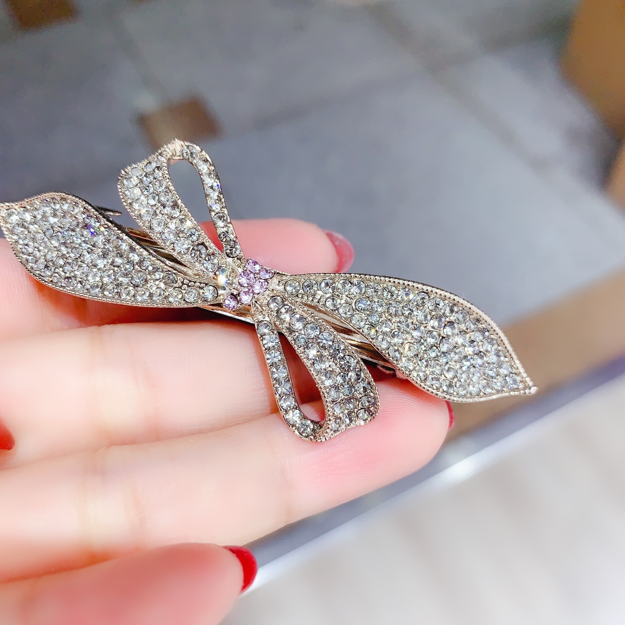Fansi Accessories holds an elegant and fashionable headwear on the back of the head