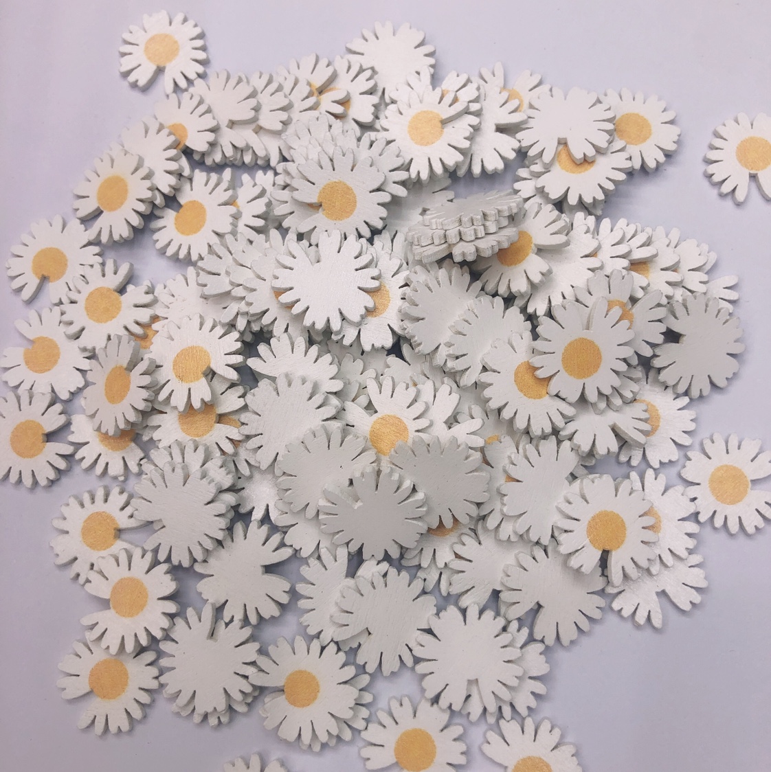 Fresh and elegant small Daisy wood chips details Picture