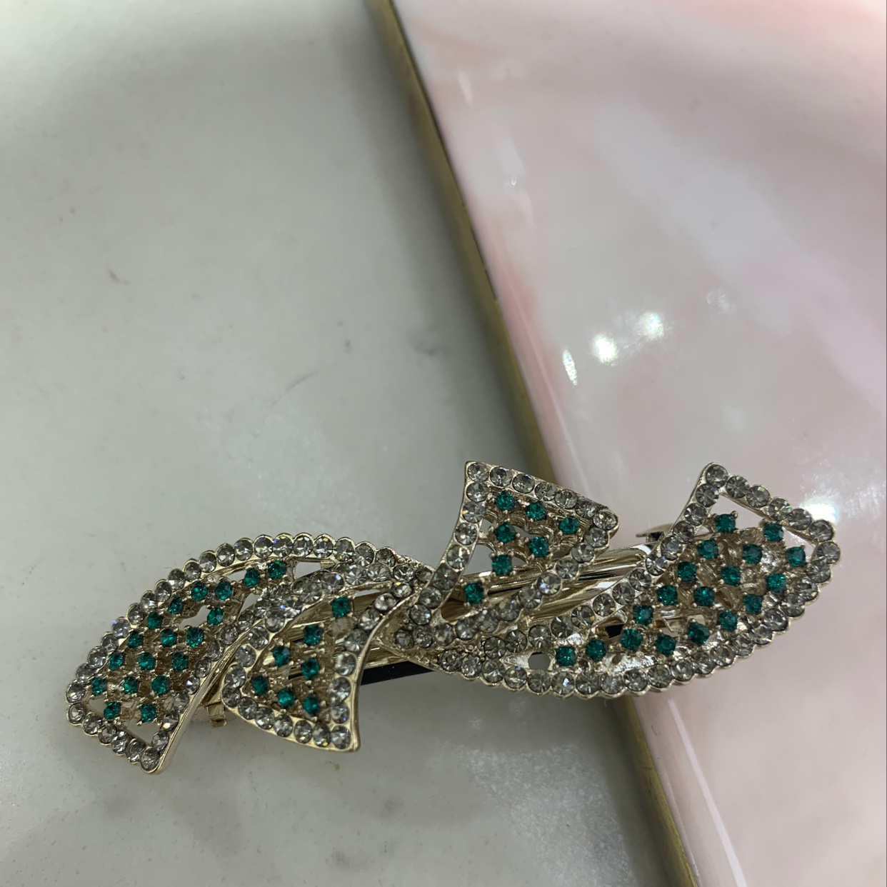 The hairpin, top clip, bangs, a popular Korean woman, exudes an elegant charm on her forehead. She has a diamond-encrusted grabber on her head and a delicate hairpin Application Scenario