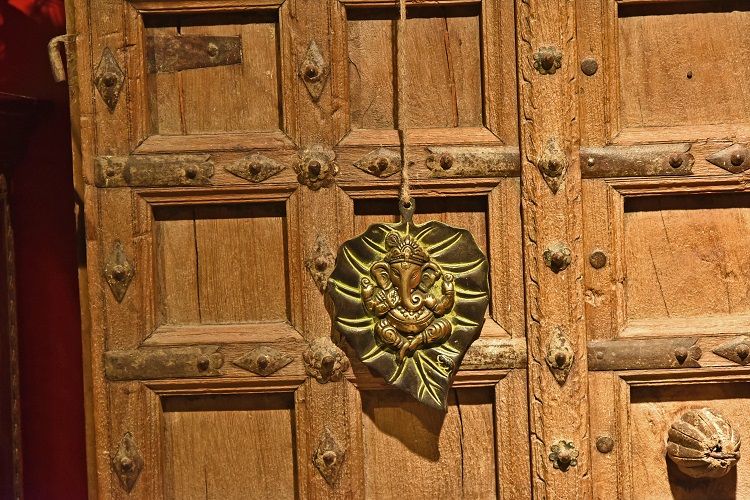 Handcrafted leaves and bronze pendants D detail image 2