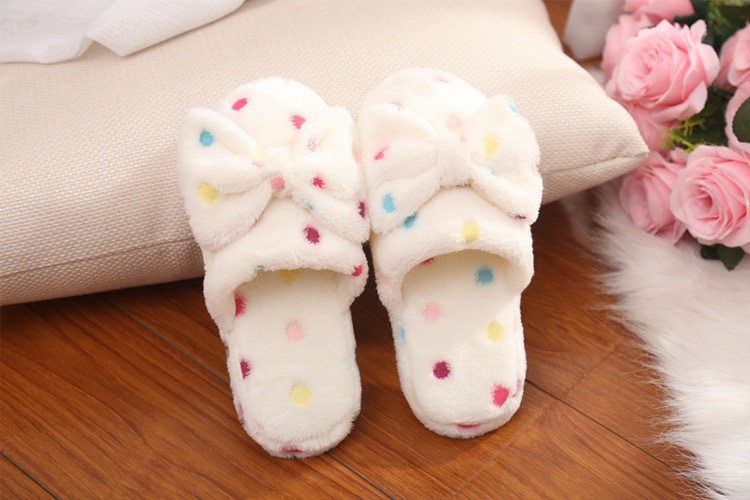 New bow-shaped polka dot cotton slippers for ladies are cute and warm in winter. Indoor cotton slippers for home use Application Scenario