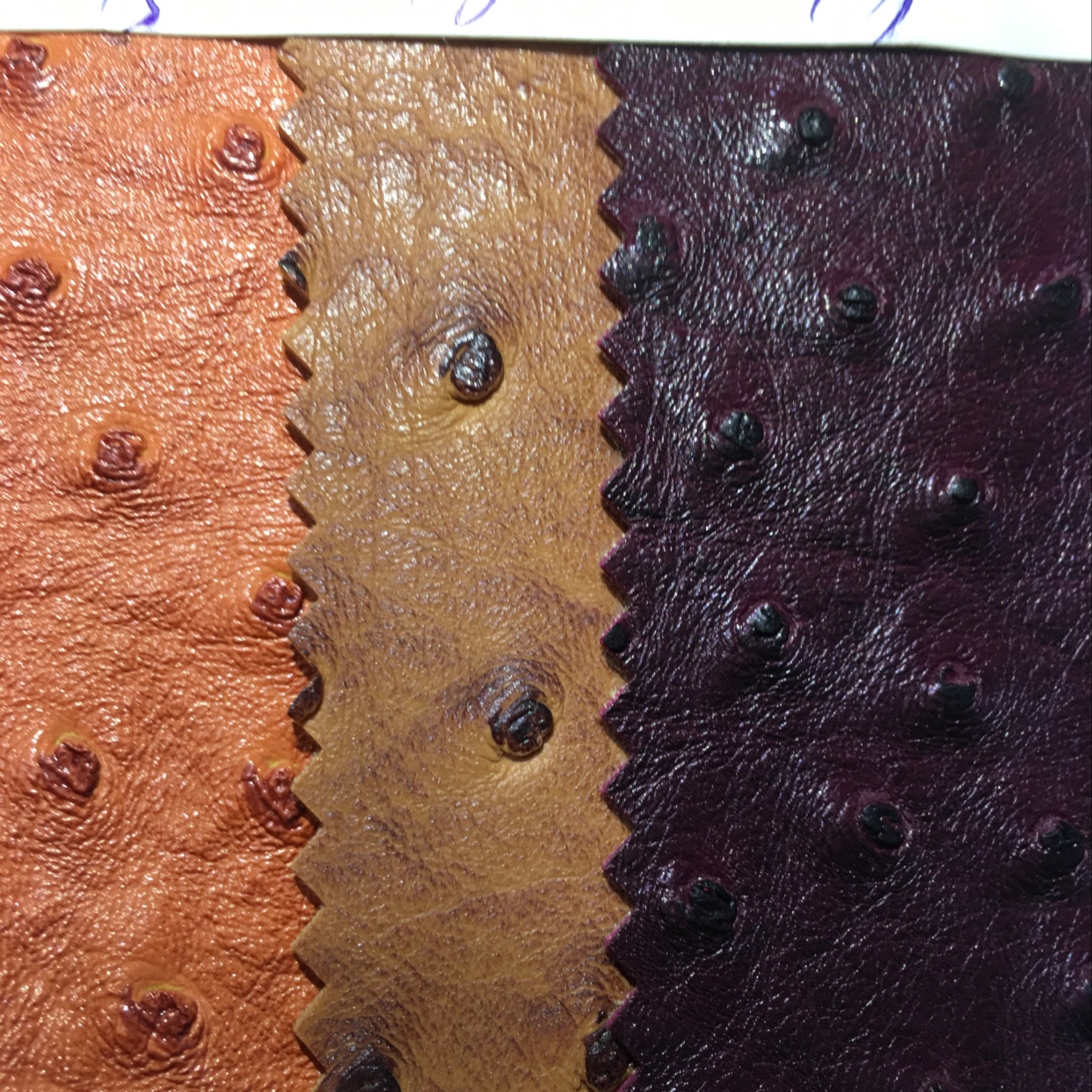 Ostrich-patterned leather luggage and stationery. Leather is used for the leather straps of notebook shoes. Factory direct sales of artificial leather in stock Item Picture