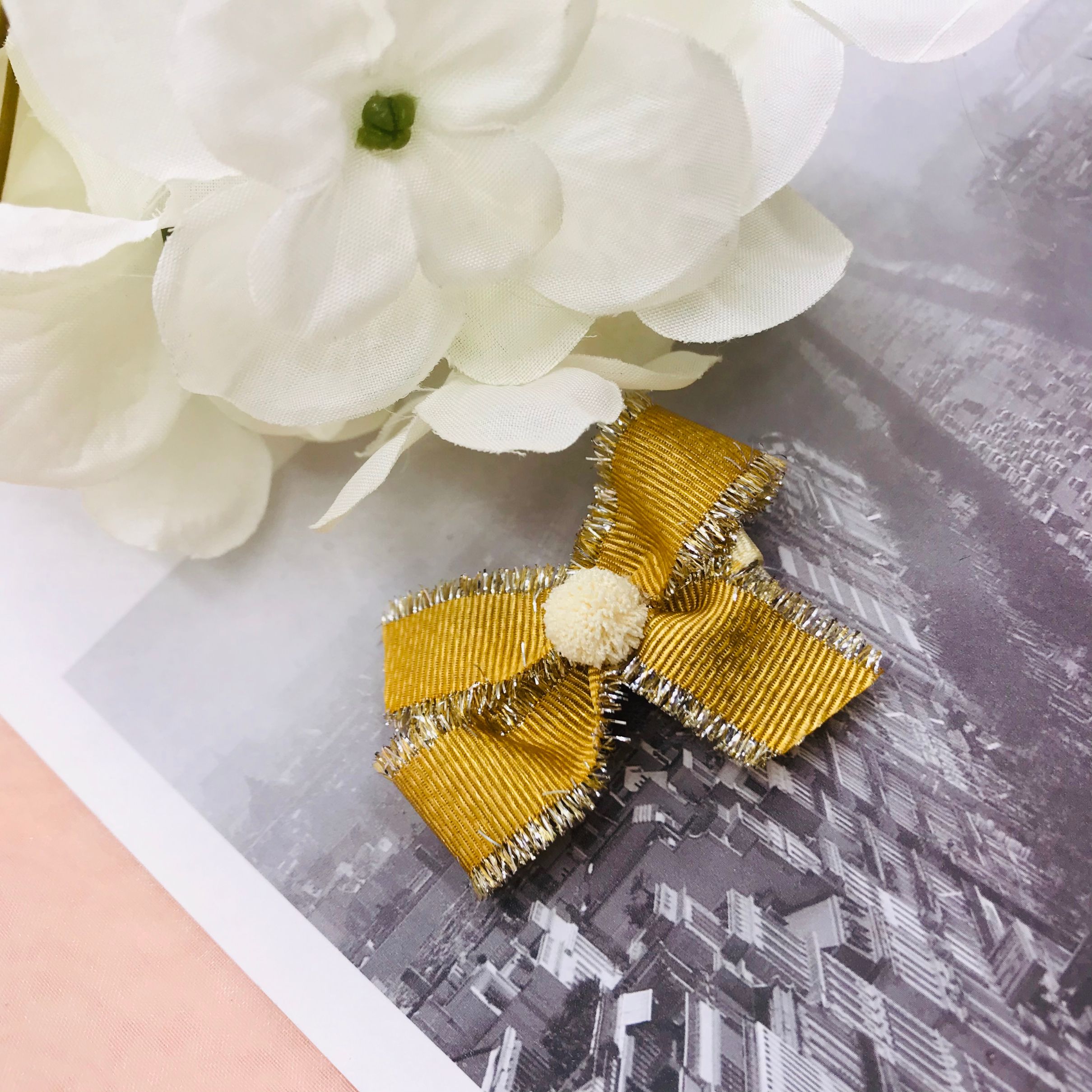 Hl116- Diy Gift Decoration With Silver Scallion Tassels, Threaded Straps And Shoe Flower Materials Application Scenario