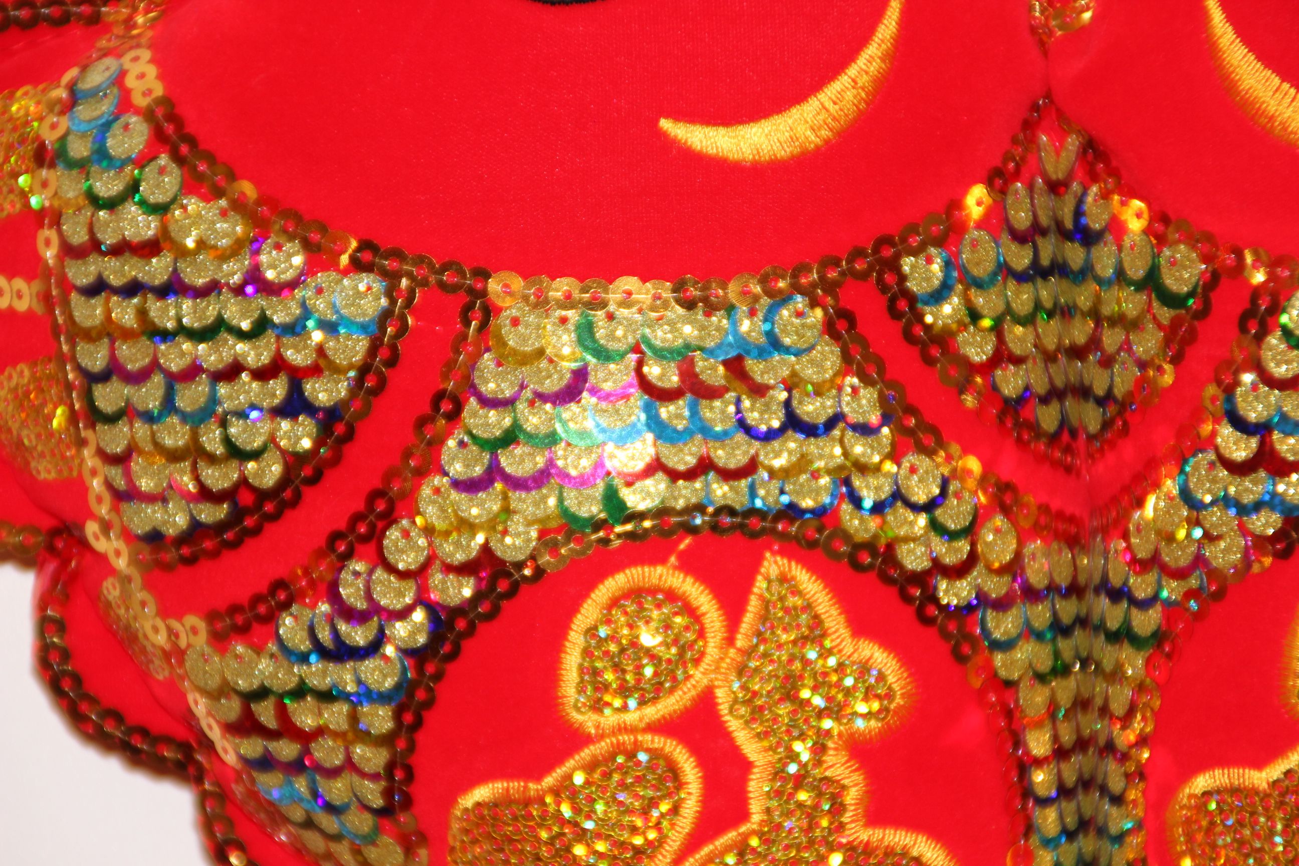 Dingran craftsmanship, with an abundance every year, features a double-layer sequined and seven-color embroidery on the fish for New Year's goods decoration Specification image