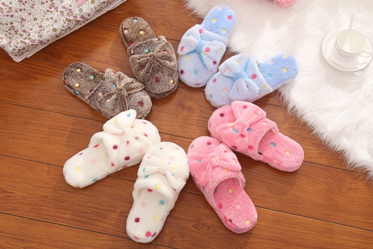 New bow-shaped polka dot cotton slippers for ladies are cute and warm in winter. Indoor cotton slippers for home use