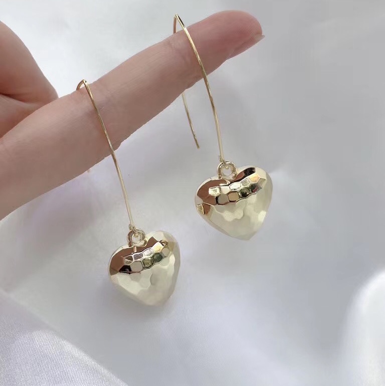 Heart earrings 2020 new fashion Korean temperament web celebrity senior feeling and American wind heart-shaped earrings female 2020 thumbnail