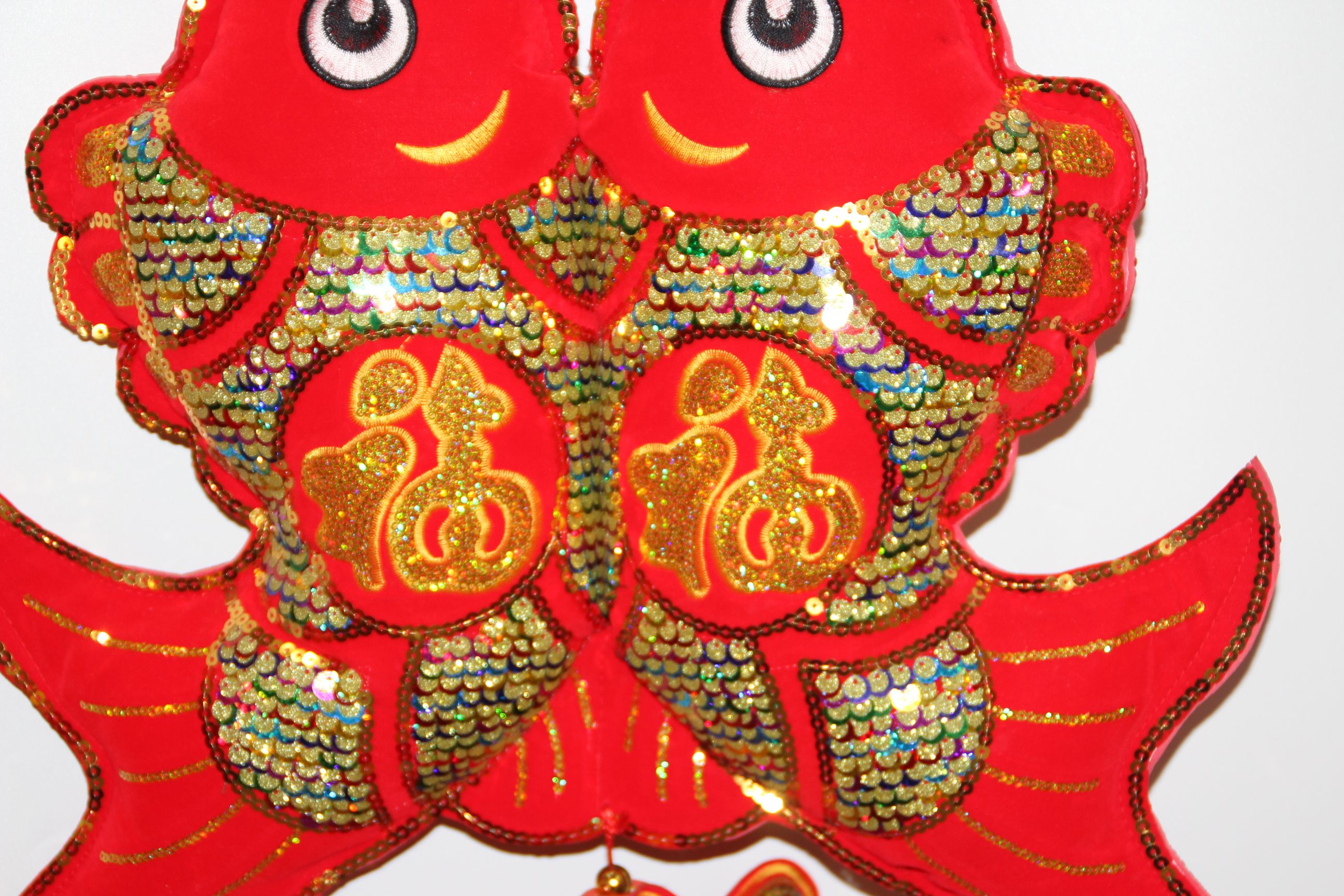 Dingran craftsmanship, with an abundance every year, features a double-layer sequined and seven-color embroidery on the fish for New Year's goods decoration details Picture