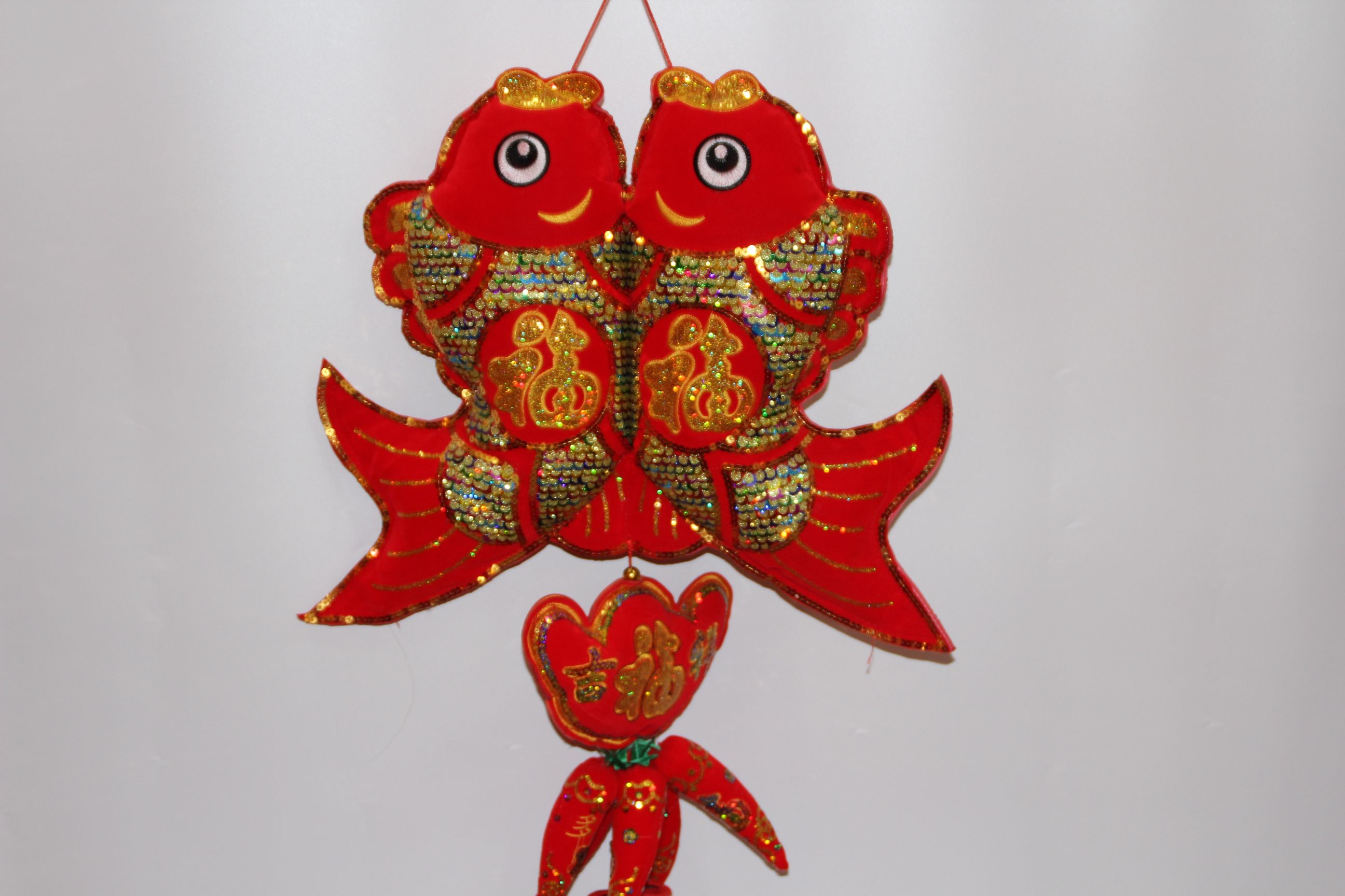 Dingran craftsmanship, with an abundance every year, features a double-layer sequined and seven-color embroidery on the fish for New Year's goods decoration