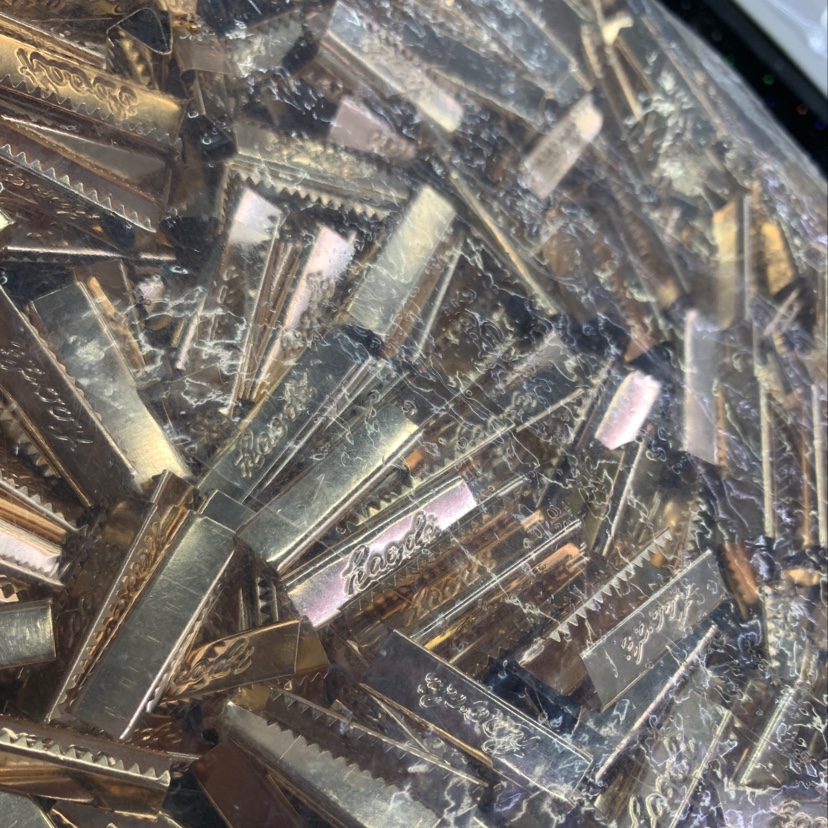 衣服裤子金属夹子产品图