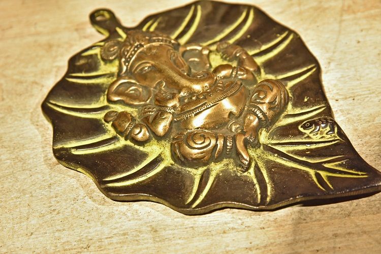 Handcrafted leaves and bronze pendants D Specification image