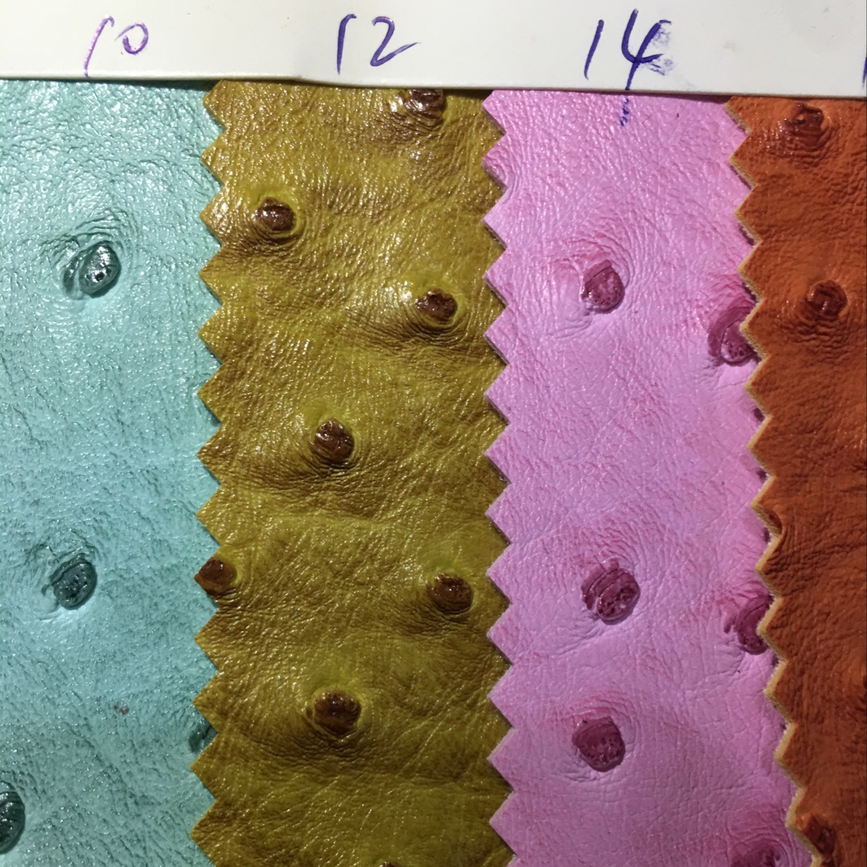 Ostrich-patterned leather luggage and stationery. Leather is used for the leather straps of notebook shoes. Factory direct sales of artificial leather in stock Application Scenario