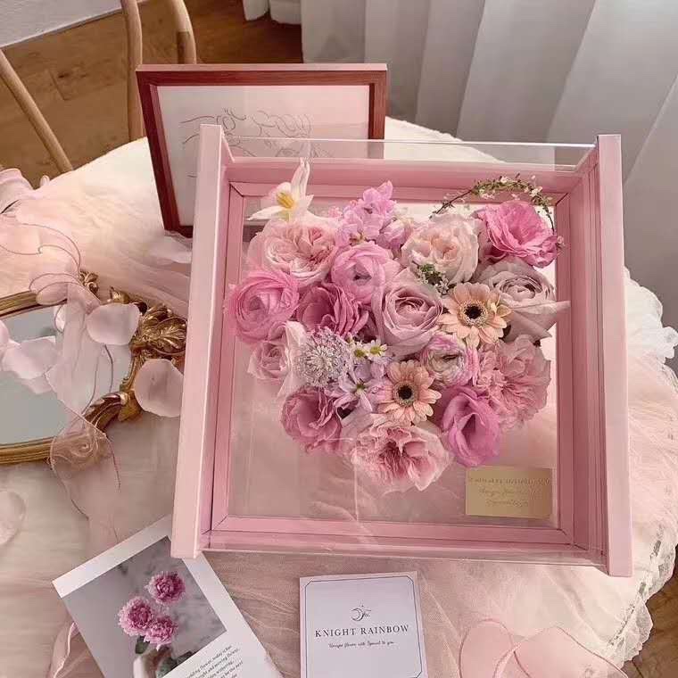 The bouquet gift box is pink