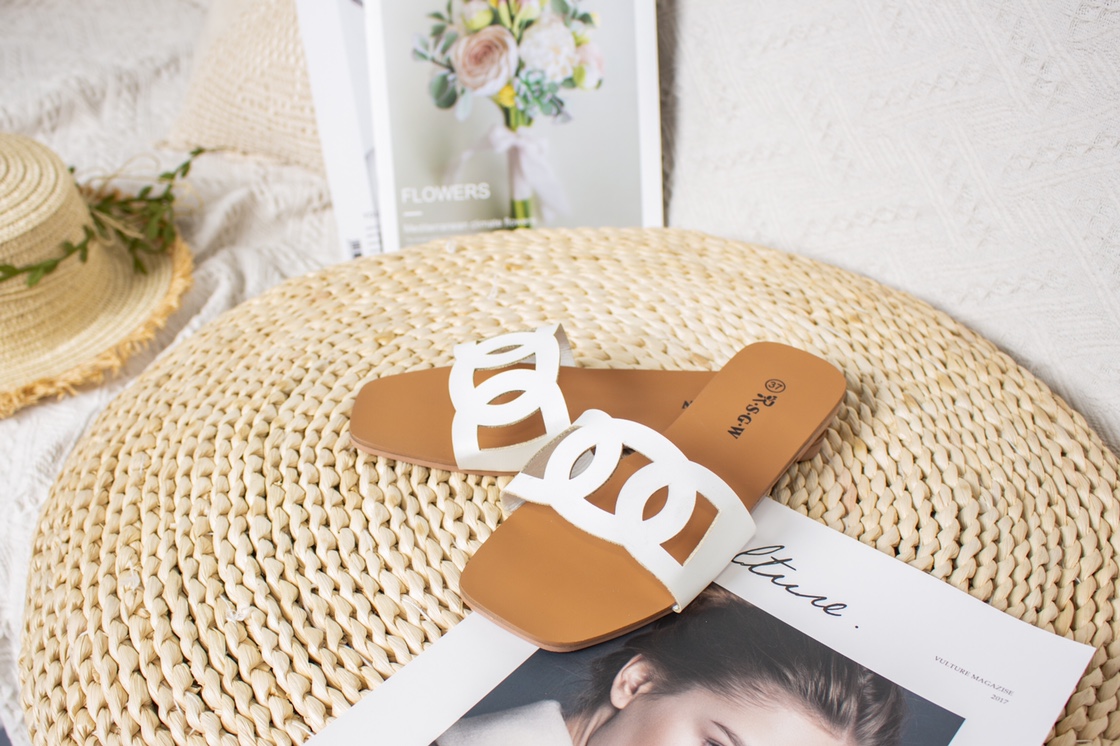 "Human-shark Dance" double-loop hollowed-out flat comfortable and breathable women's shoes Application Scenario